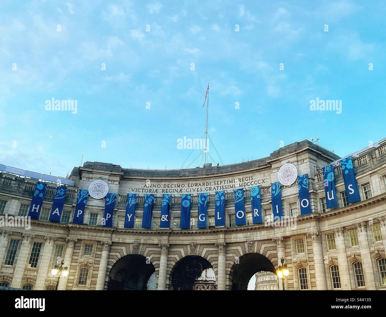 Des décorations joyeuses et glorieuses sur l'Arche de l'Amirauté pour les couronnements du roi Charles III à Londres - Image de stock capturée avec un smartphone