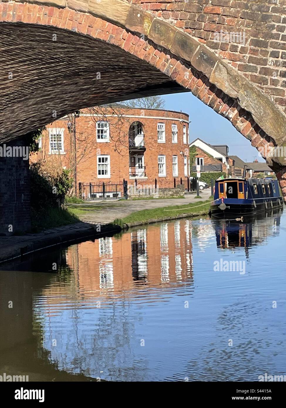 Bateau à rames sous le pont, pris à Bridgewater Canal, Lymm, Cheshire, Angleterre Banque D'Images