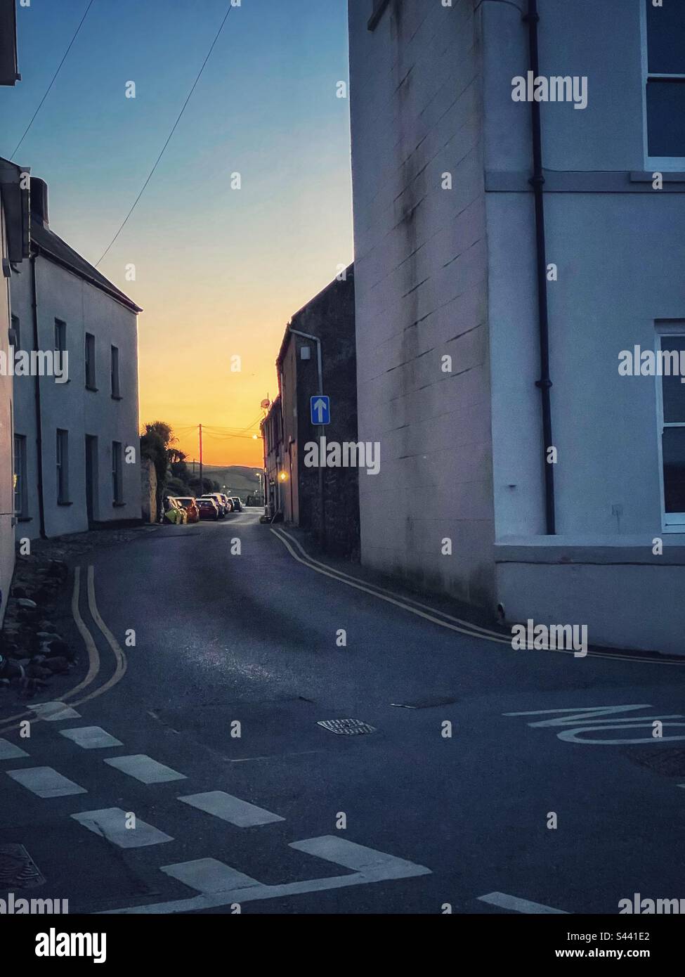 Rue traversant le village de Dale, dans l'ouest du pays de Galles, au crépuscule. - Image de stock capturée avec un smartphone