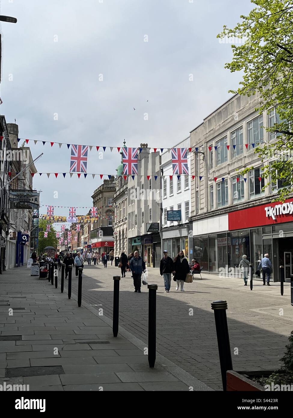Gloucester City Centre décoré pour le King Charles III Coronation Mai 2023 - Image de stock capturée avec un smartphone