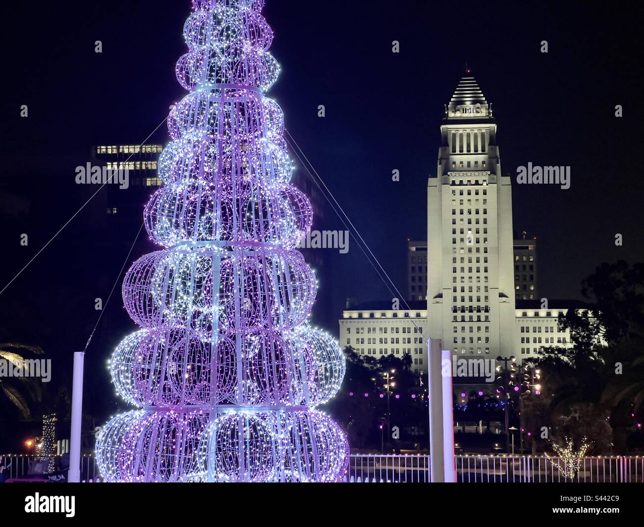 LOS ANGELES, CA, DEC 2022 : arbre de Noël créé par un affichage LED en premier plan, au Grand Park dans le centre-ville. Hôtel de ville en arrière-plan, éclairé la nuit - Image de stock capturée avec un smartphone