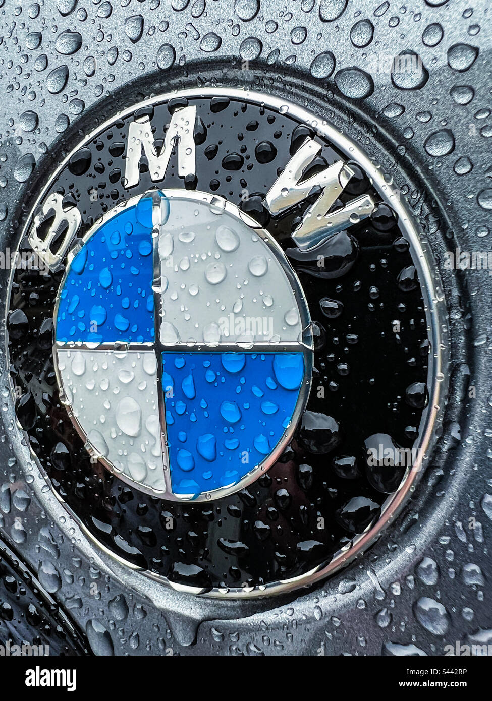Badge BMW avec gouttes de pluie Banque D'Images