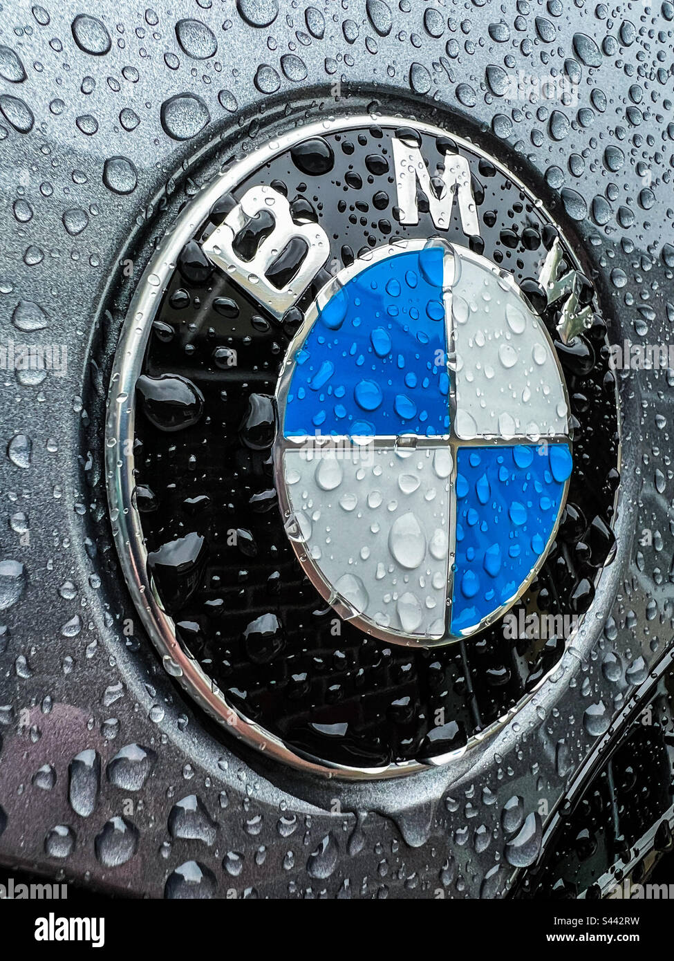Badge BMW avec gouttes de pluie - Image de stock capturée avec un smartphone
