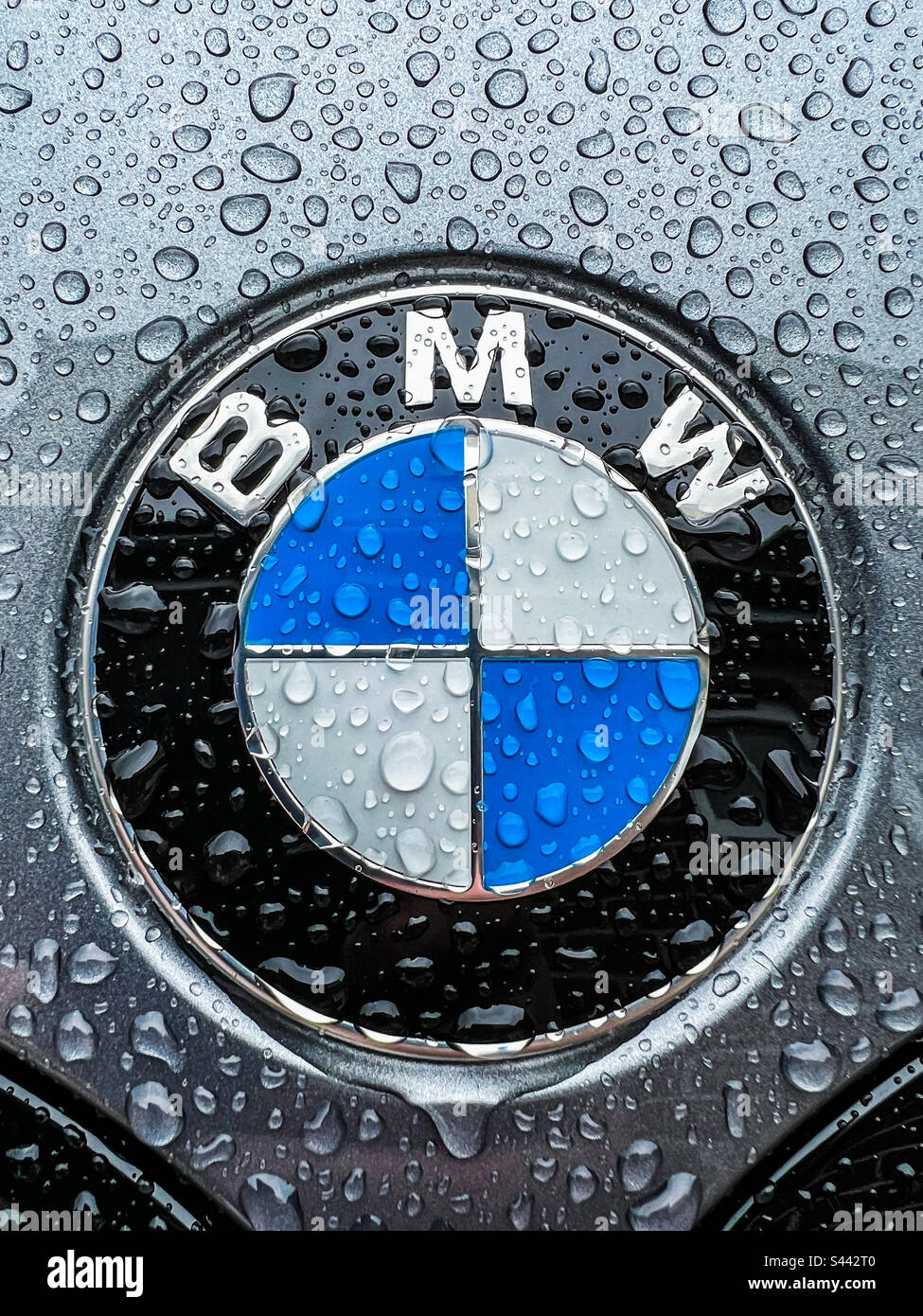 Badge BMW avec gouttes de pluie Banque D'Images