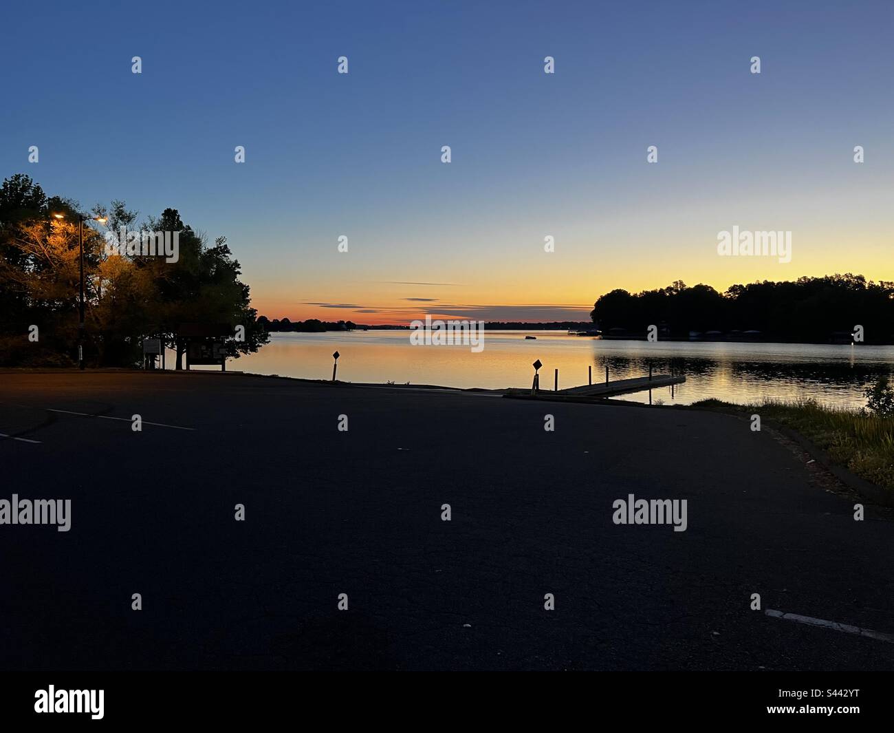 Lever du soleil sur le lac Banque D'Images