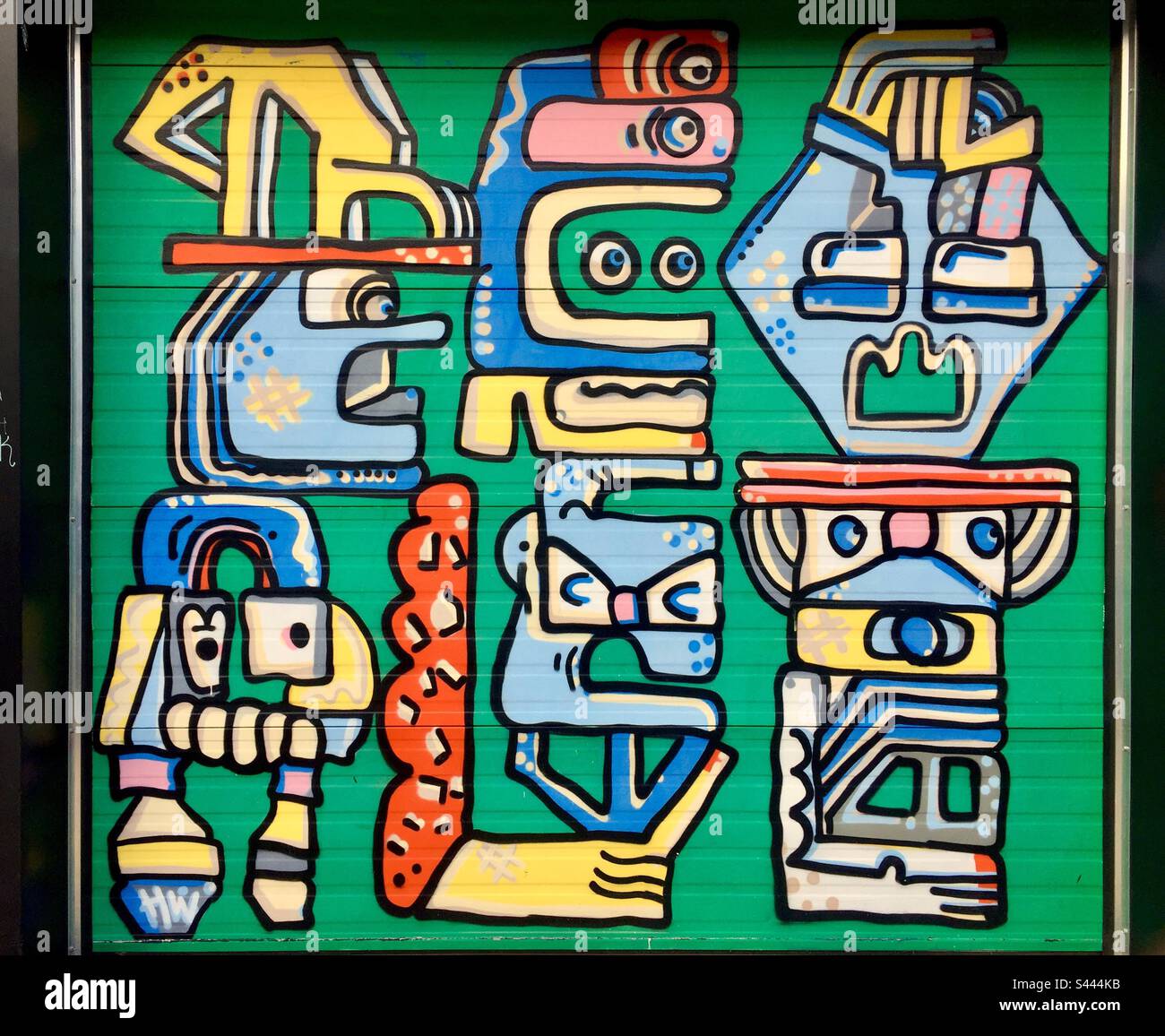 Icônes modernes peintes à la main sur une porte de garage, Canada. Six. Extraterrestres ? imaginaire. Humanoïdes. Décoratif. Extérieur. Généré par ordinateur. Non identifié. Banque D'Images
