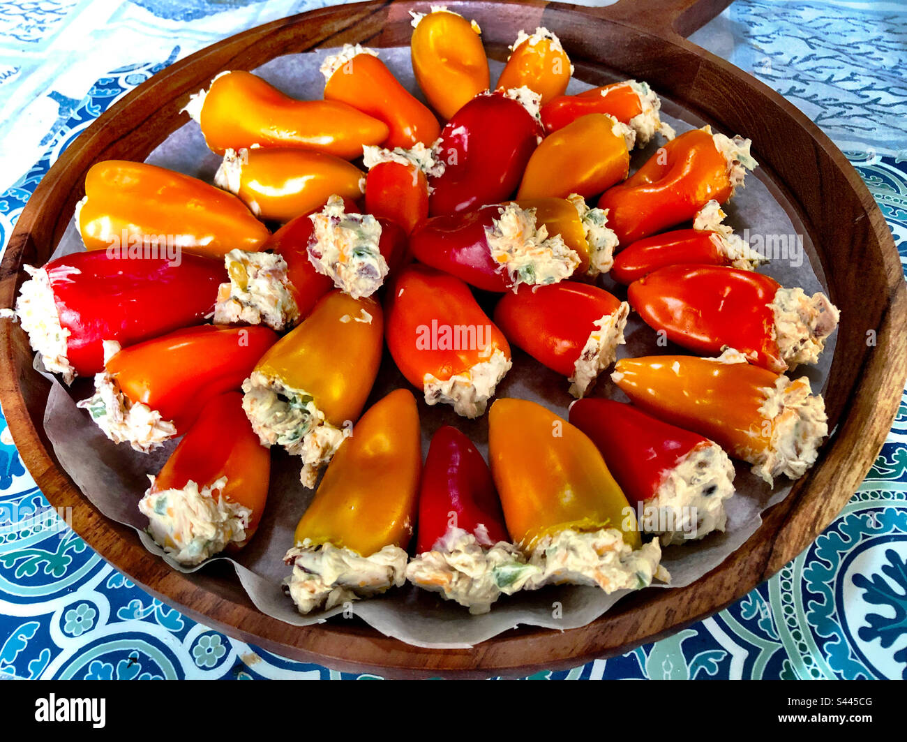 Petits poivrons doux farcis avec une garniture de fromage à la crème et de fromage cheddar. Banque D'Images
