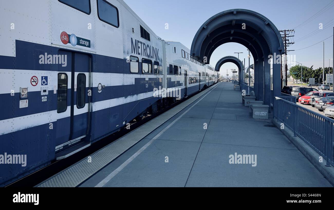 BURBANK, CA, DEC 2022: Le train Metrolink sur le point de partir de la station de métro léger à l'aéroport de Burbank, anciennement connu sous le nom de Bob Hope Airport. Vue de jour le long de la plate-forme Banque D'Images BURBANK, CA, DEC 2022: Le train Metrolink sur le point de partir de la station de métro léger à l'aéroport de Burbank, anciennement connu sous le nom de Bob Hope Airport. Vue de jour le long de la plate-forme Banque D'Images