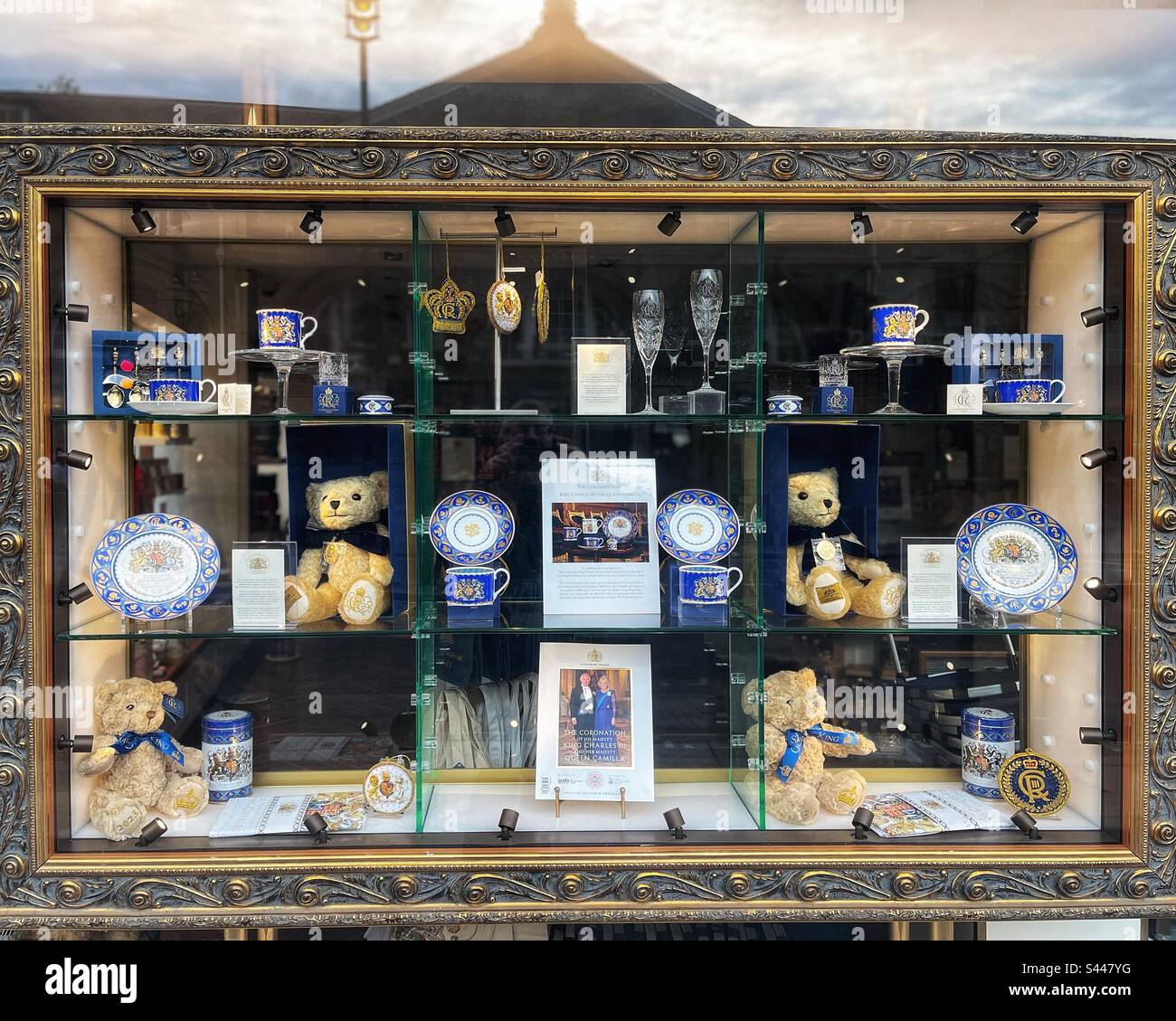 Vitrine de la boutique du Palais de Buckingham avec des marchandises de la récente couronnement du Roi Charles III et de la Reine Camilla à Londres au Royaume-Uni - Image de stock capturée avec un smartphone