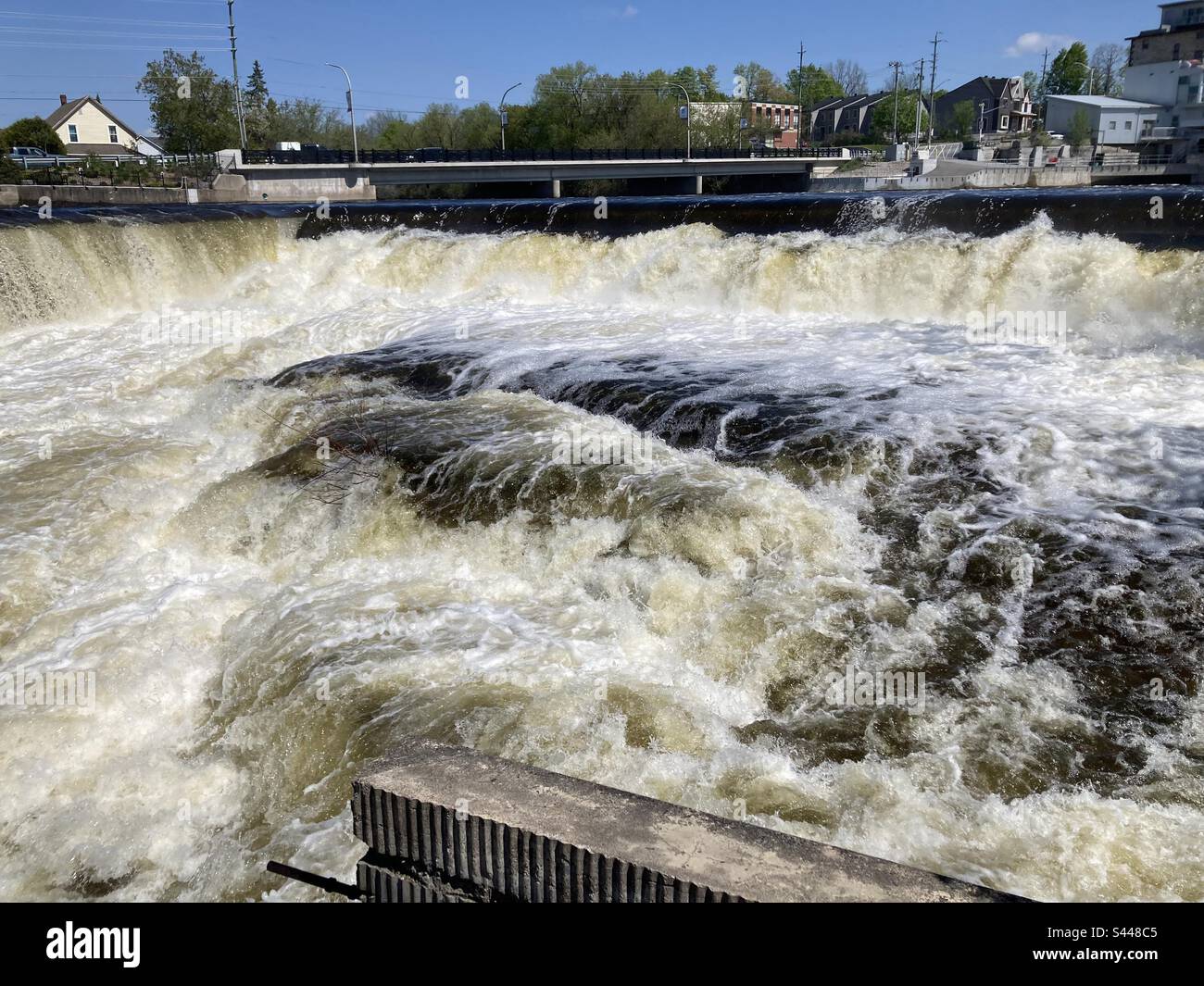 Grand Falls sur Mississippi lourd avec le printemps s'entour. Banque D'Images