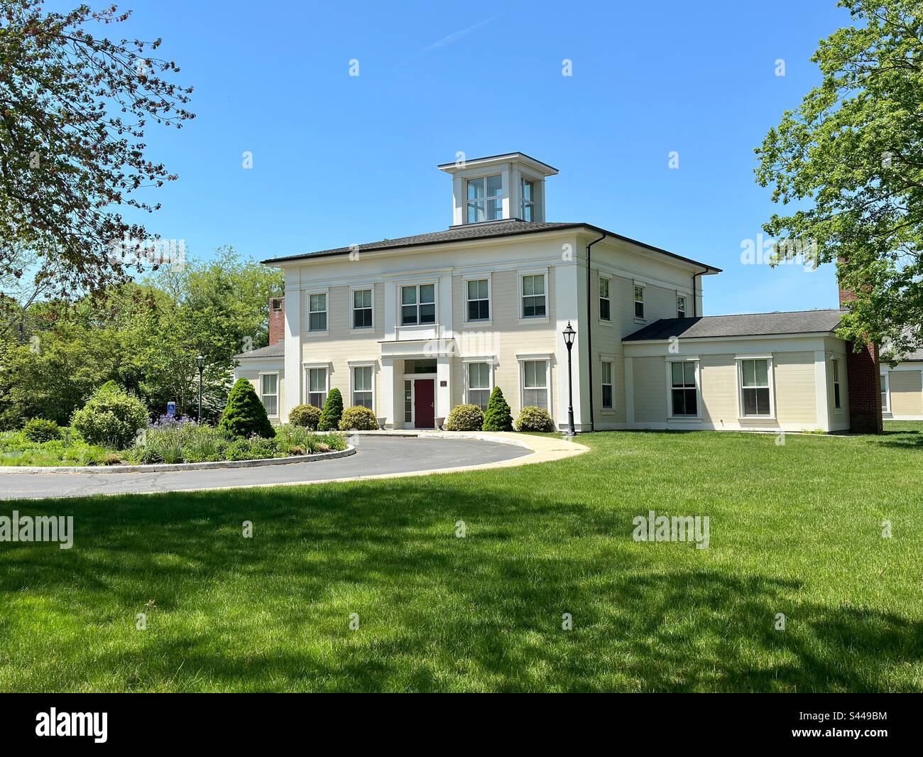 Old Lyme, Connecticut, Etats-Unis: Lyme Academy of Fine Arts South Building (Elisabeth Gordon Chandler Centre) et voie d'accès. Extension de l'Université de New Haven. - Image de stock capturée avec un smartphone