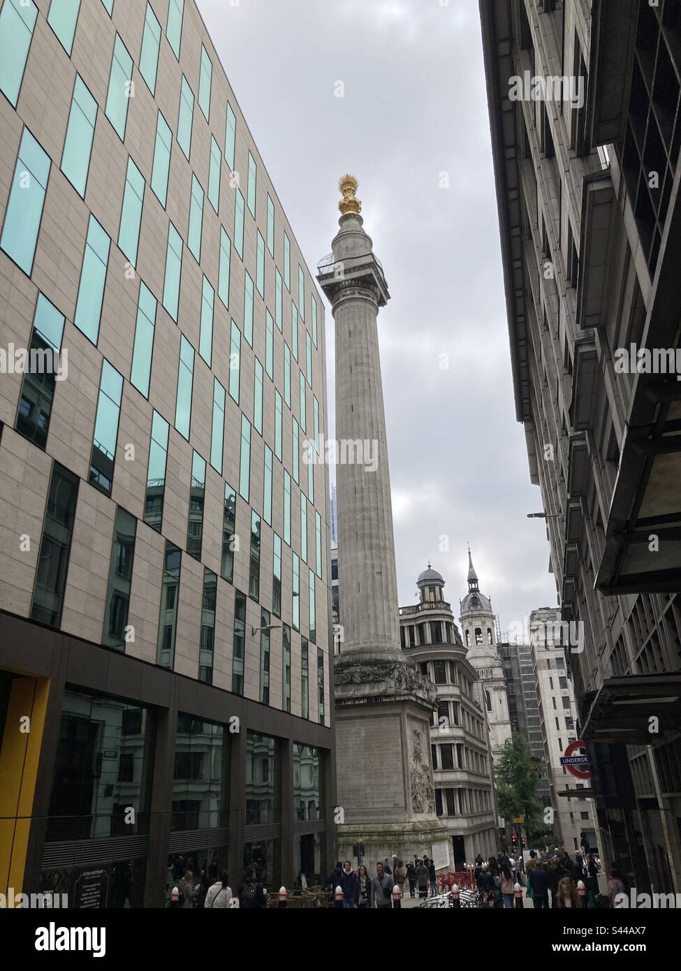 Le Monument de Londres avec des immeubles de bureaux modernes Banque D'Images