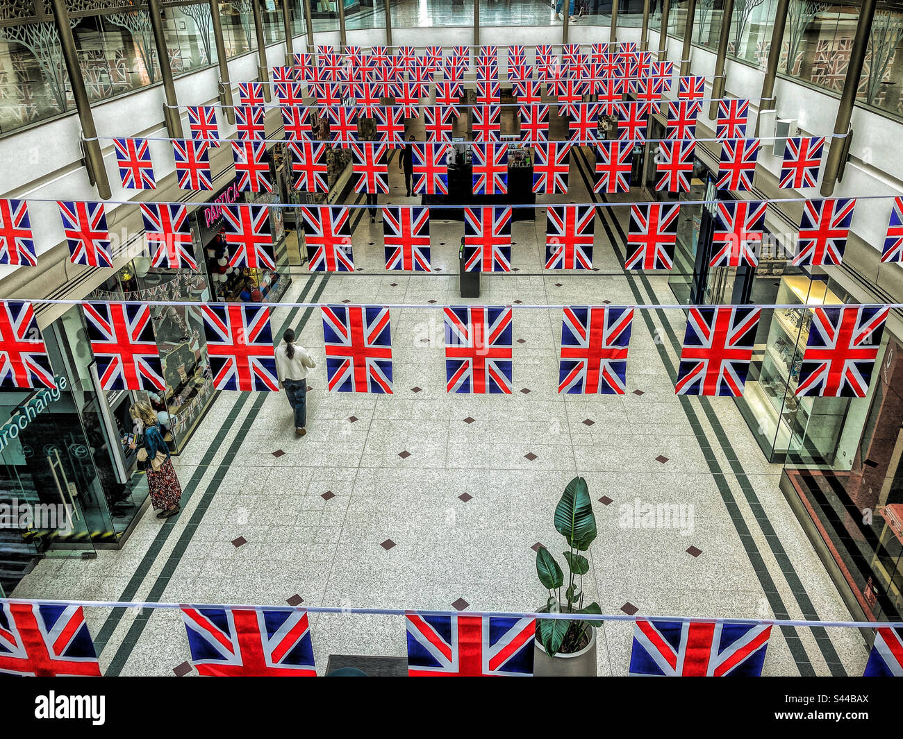 Drapeau Union Jack dans le centre commercial Glades, Bromley pour célébrer le couronnement du roi Charles III - Image de stock capturée avec un smartphone