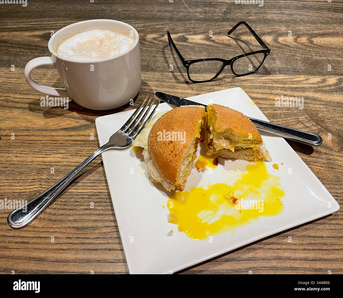 Quart de sandwich de bagel mangé - Image de stock capturée avec un smartphone