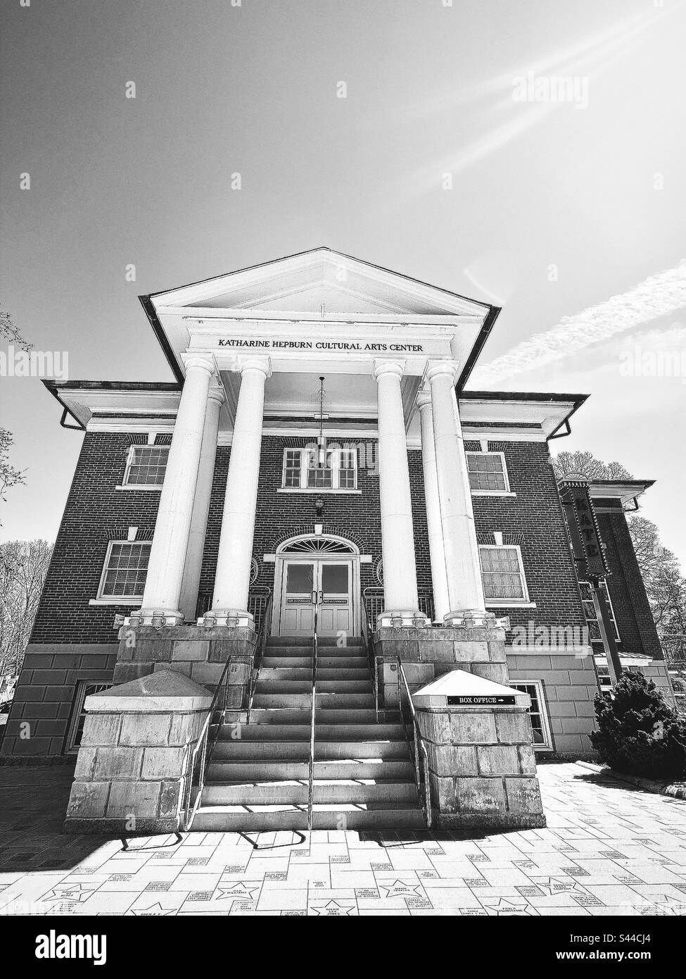 Old Saybrook, Connecticut, États-Unis : extérieur de l'avant du Centre des arts culturels Katharine Hepburn, dans l'ancien Saybrook, Connecticut. « The Kate » est un théâtre d’arts de la scène. Filtre noir et blanc. - Image de stock capturée avec un smartphone