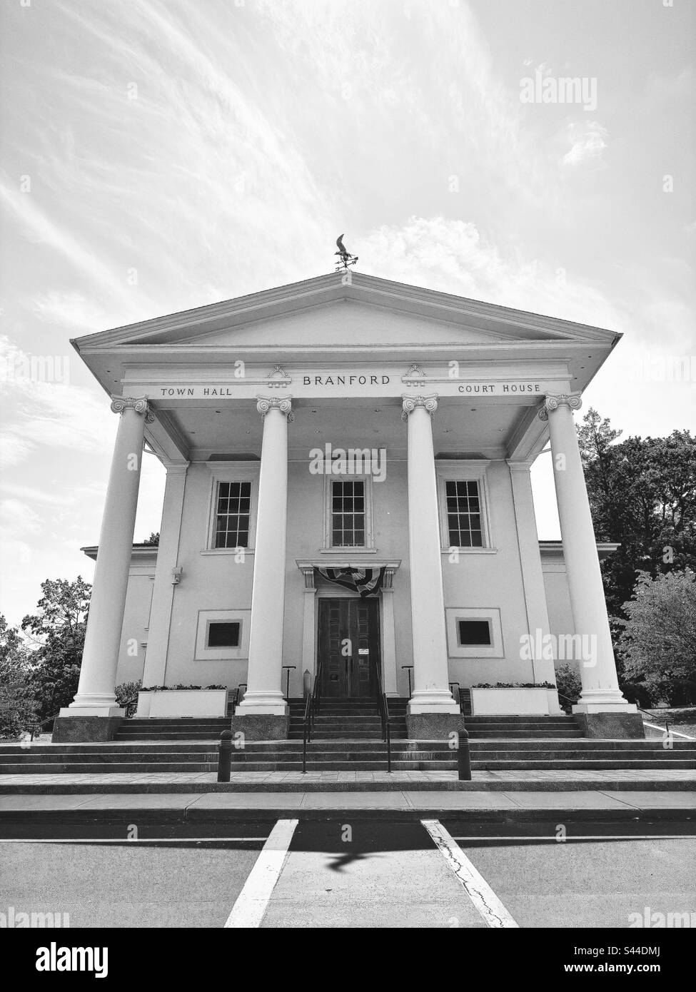 Branford, Connecticut, États-Unis : hôtel de ville et palais de justice. Le bâtiment a d'énormes colonnes et ressemble à un temple. Filtre noir et blanc. Banque D'Images