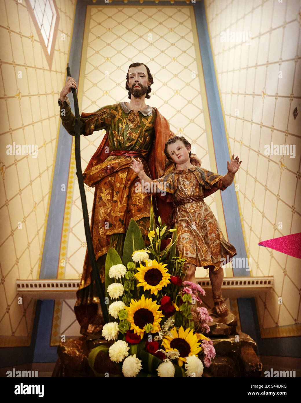 Une sculpture de Saint Joseph ou de San José et de bébé Jésus ou Niño Jésus ornent un autel dans la Basilique de la Virgen de los Dolores de Soriano en Colon, Queretaro, Mexique Banque D'Images