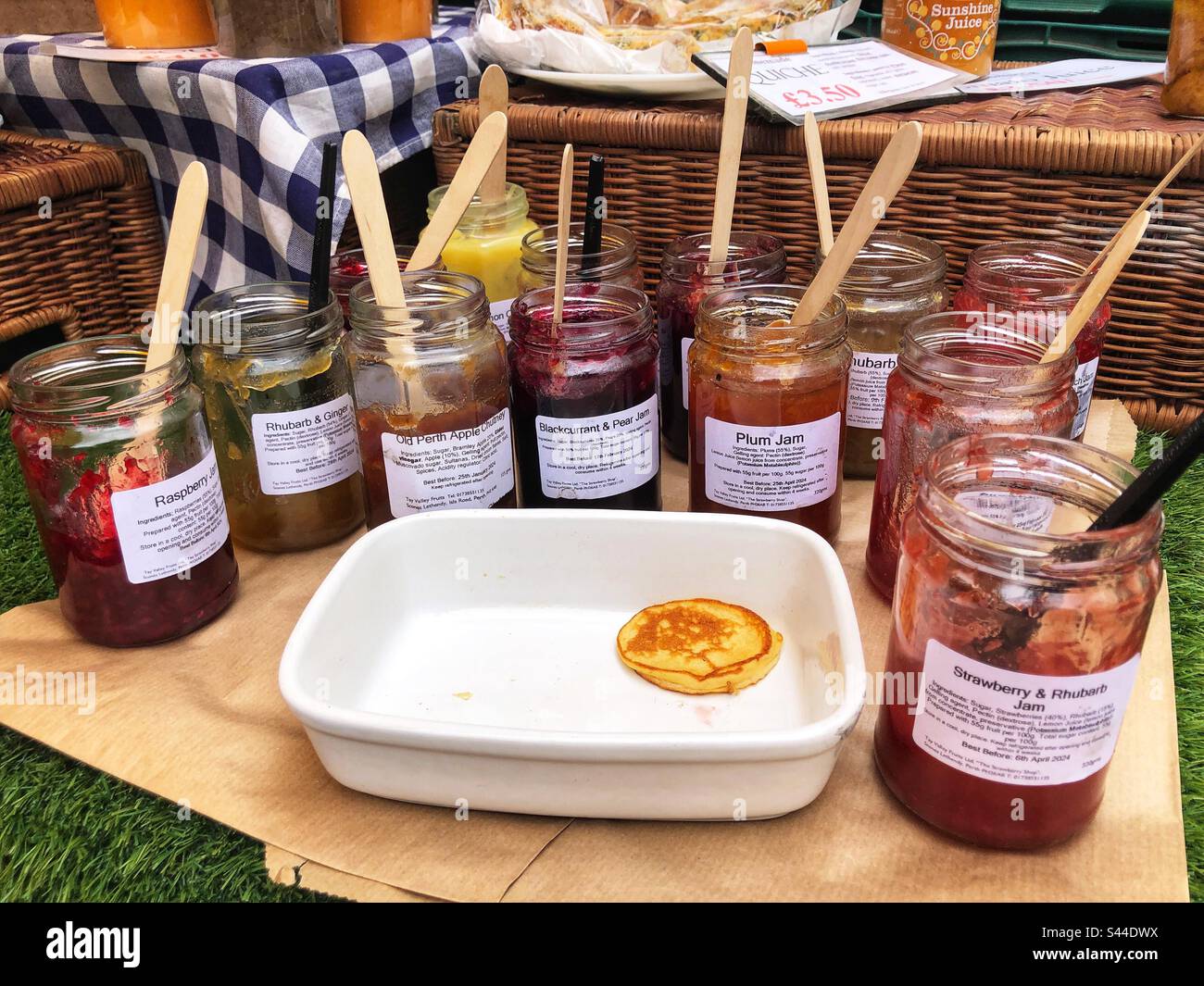 Confitures et conserves de fruits de spécialité bocaux de dégustation dans la stalle du marché agricole local - Image de stock capturée avec un smartphone