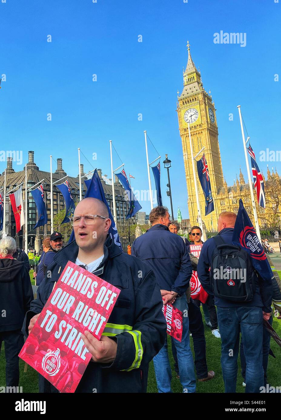 Les pompiers disent que nous nous démettons de notre droit de grève sur la place du Parlement, à Londres, lorsqu'un projet de loi est présenté Banque D'Images