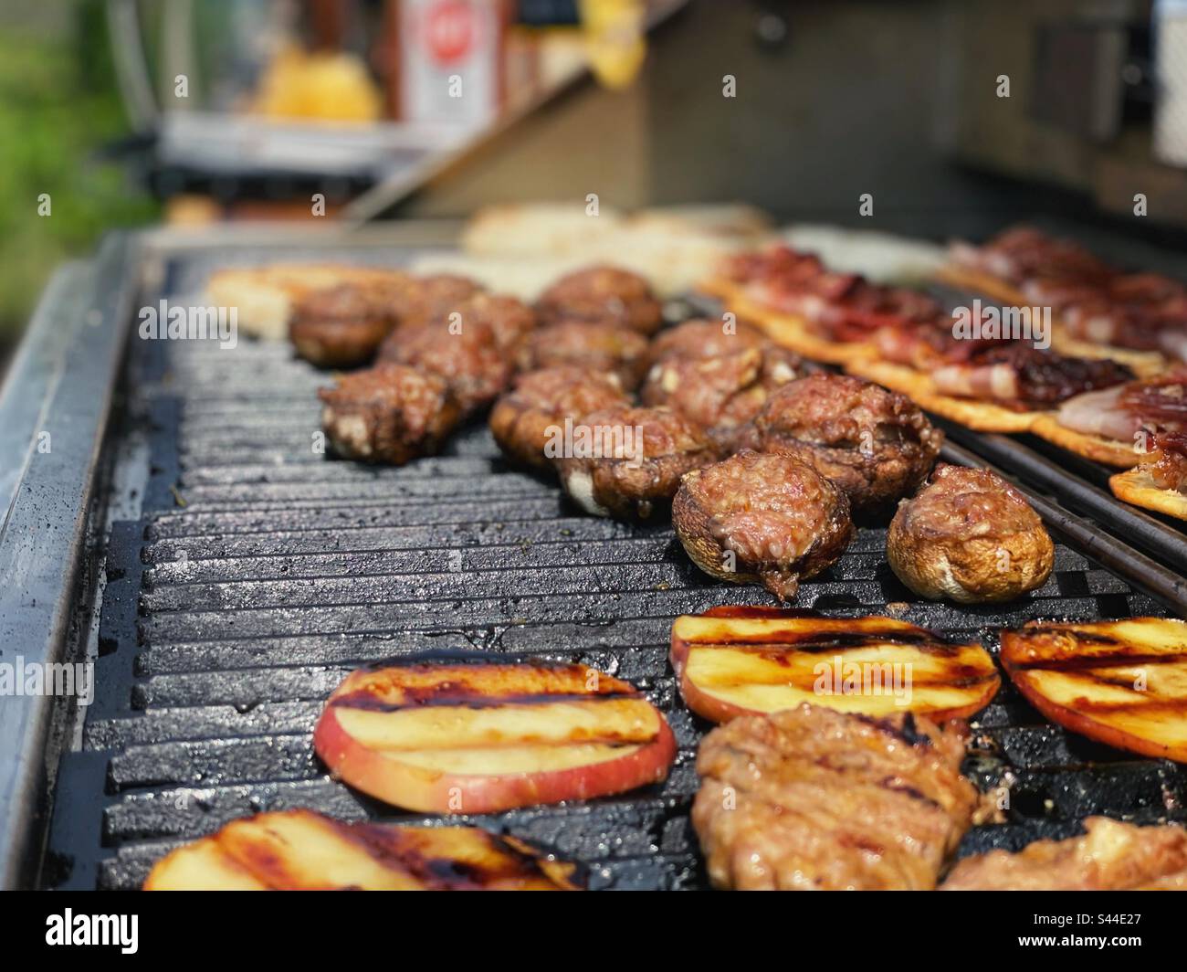 Champignons avec viande hachée sur un barbecue - Image de stock capturée avec un smartphone