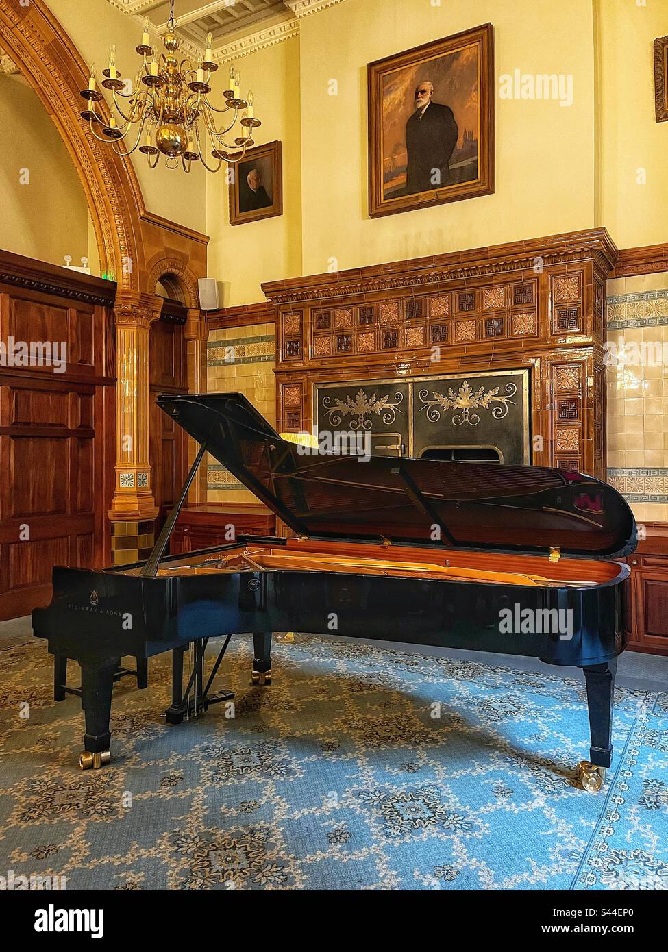 Piano Steinway au National Liberal Club de Londres. Couvercle vers le haut expose les cordes et les réflexions Banque D'Images