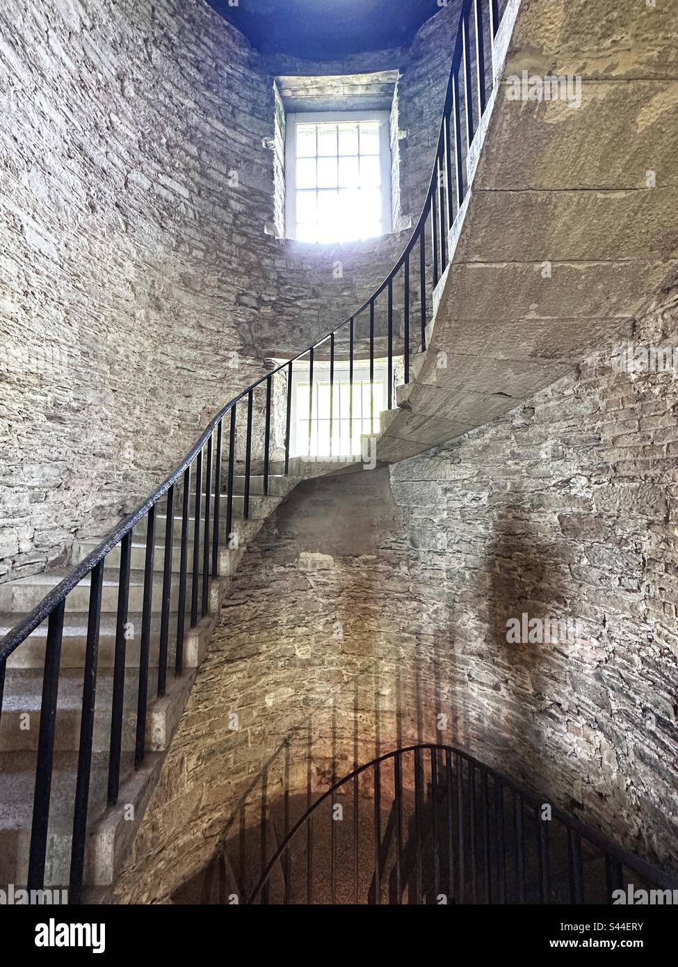 Escalier courbé à l'intérieur de la prison de Cork City, à Cork, en Irlande. Banque D'Images