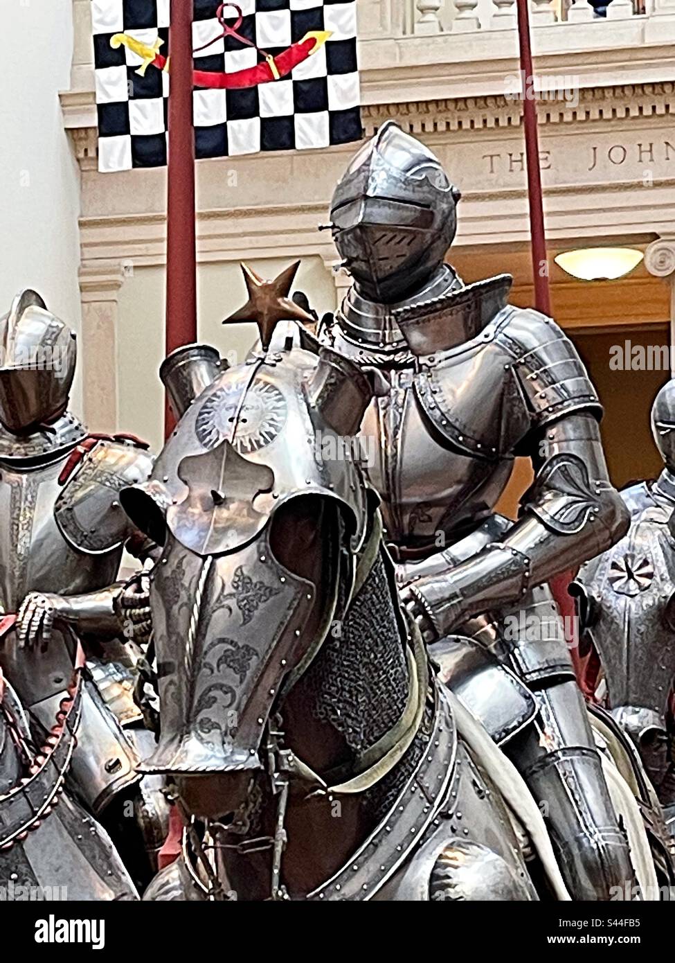 Chevaliers en armure brillante à cheval au Metropolitan Museum of Art, 2023, New York City, États-Unis - Image de stock capturée avec un smartphone