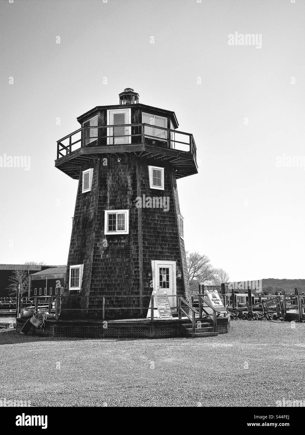 Photo en noir et blanc d'une entreprise en forme de phare dans Essex, Connecticut, États-Unis. - Image de stock capturée avec un smartphone