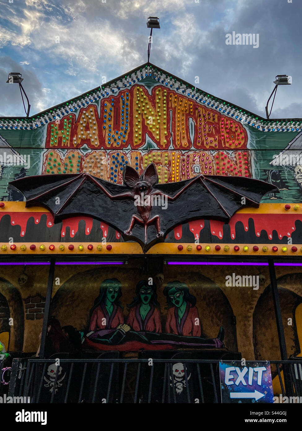 Promenade en carnaval dans un manoir hanté à une foire - Image de stock capturée avec un smartphone