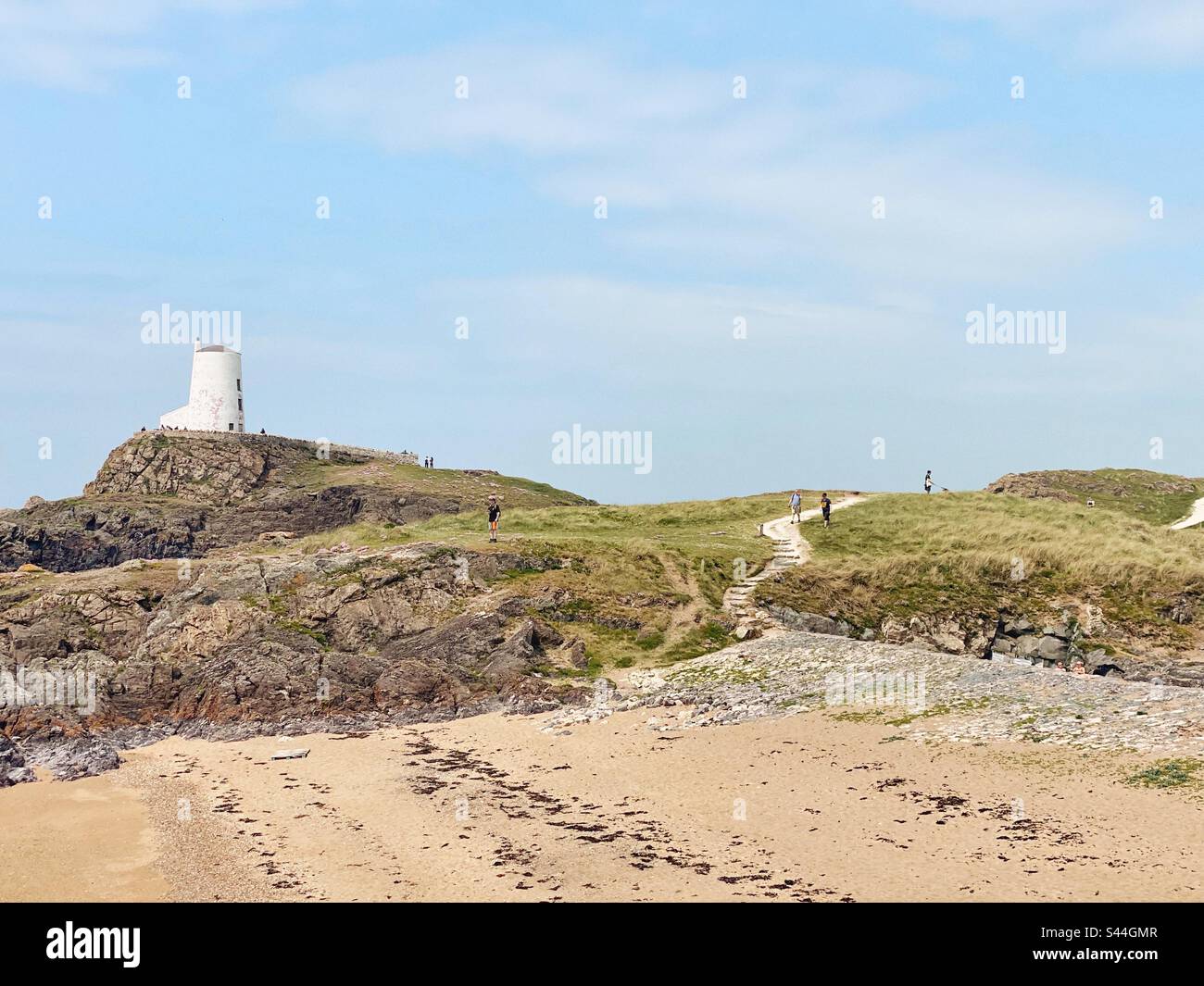 Phare de l'île de Llandwyn, Newborough, Anglesey, au nord du pays de Galles, par une journée ensoleillée en mai 2023. - Image de stock capturée avec un smartphone