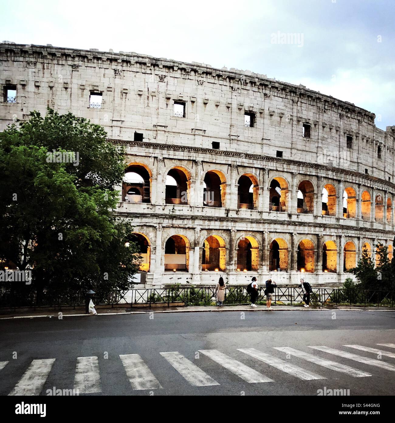 Colisée, Rome, Italie - 22 mai 2023 : personnes prenant des photos près du Colisée dans la lumière du début de la soirée. Banque D'Images
