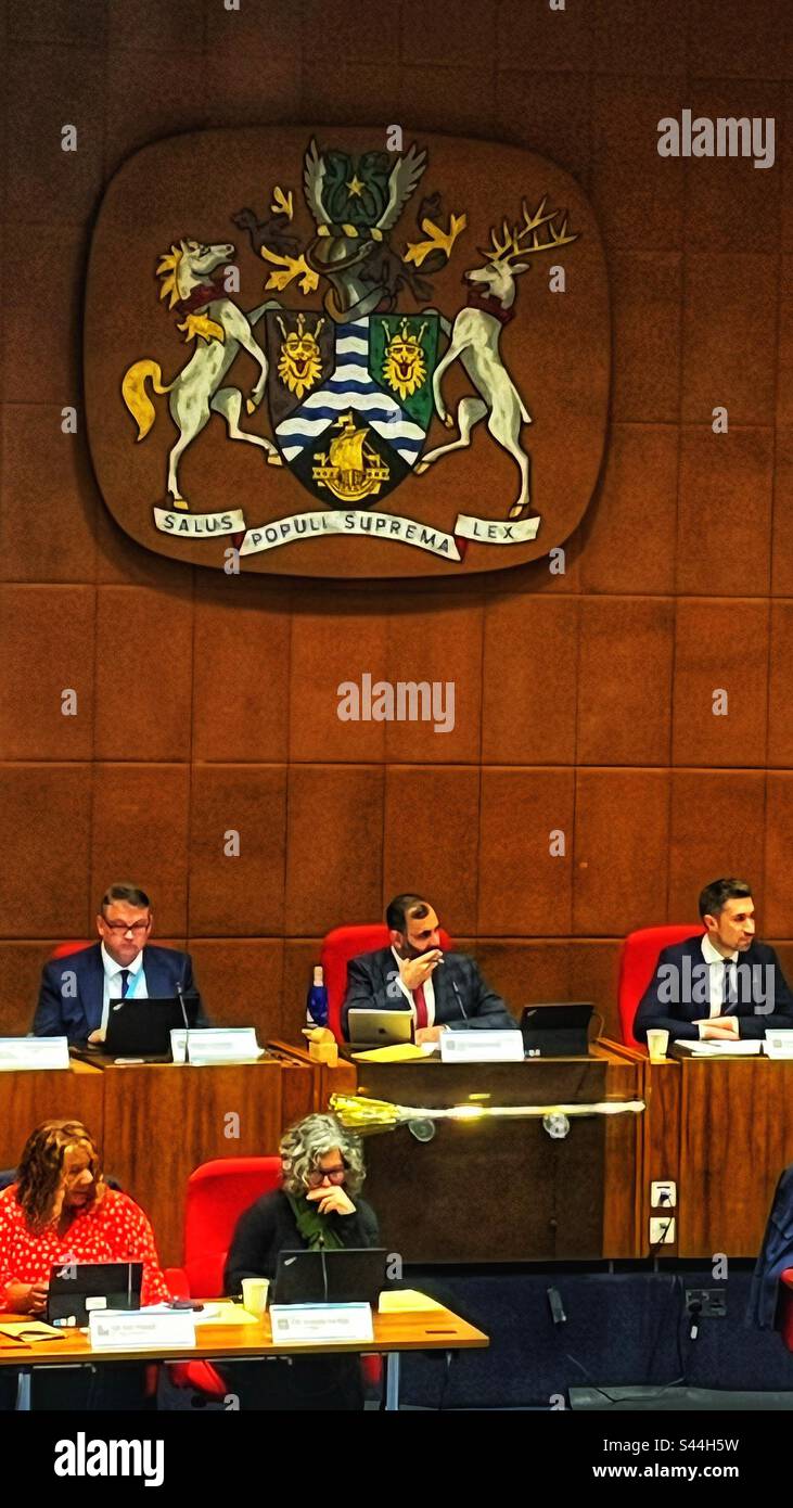 Le Conseil de Lewisham est en session. Bouclier ou écusson héraldique au-dessus du Président et maire directement élu. Le bien-être du peuple est la loi la plus haute. Banque D'Images