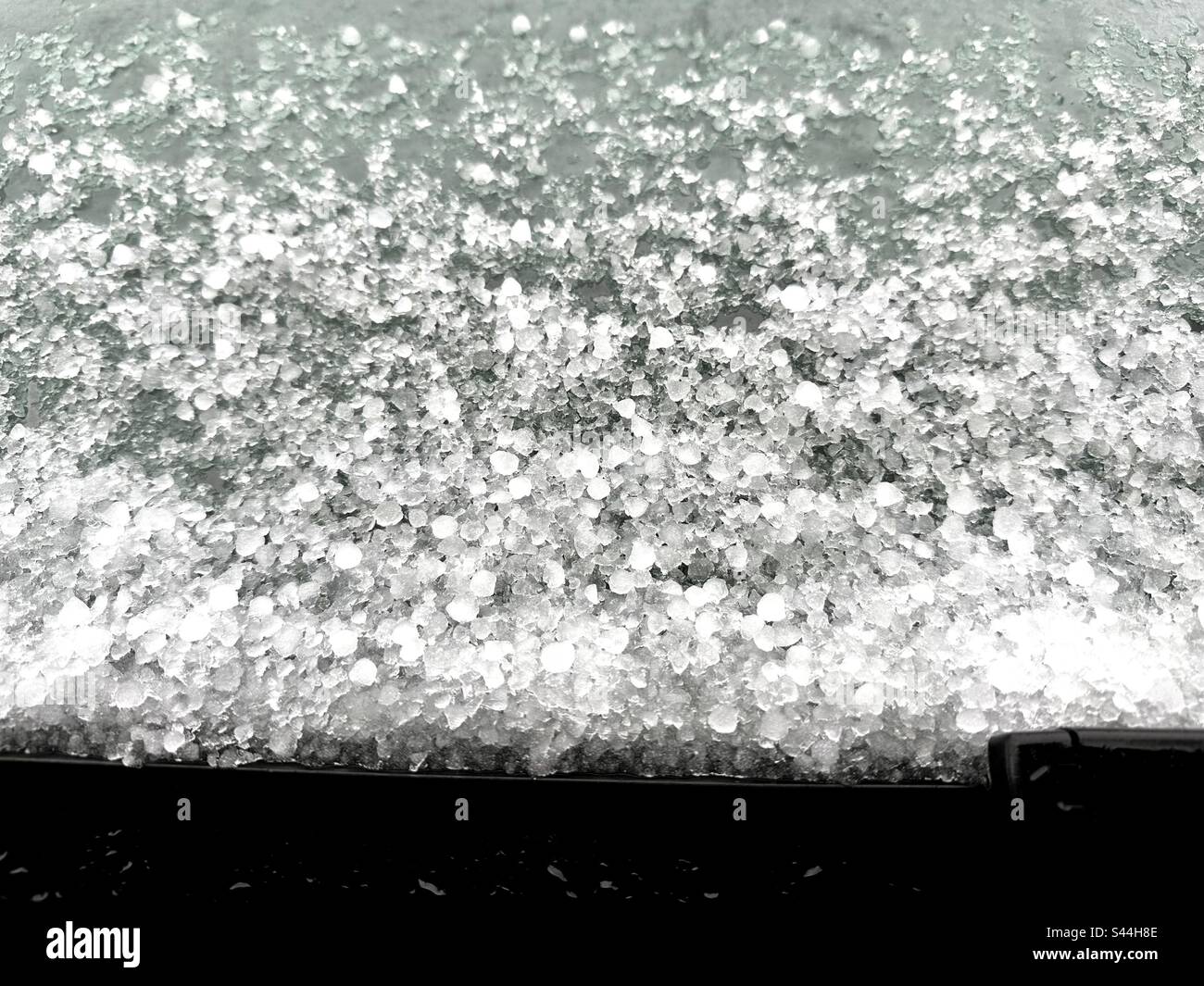 Pare-brise de voiture recouvert de grêle après la tempête Banque D'Images