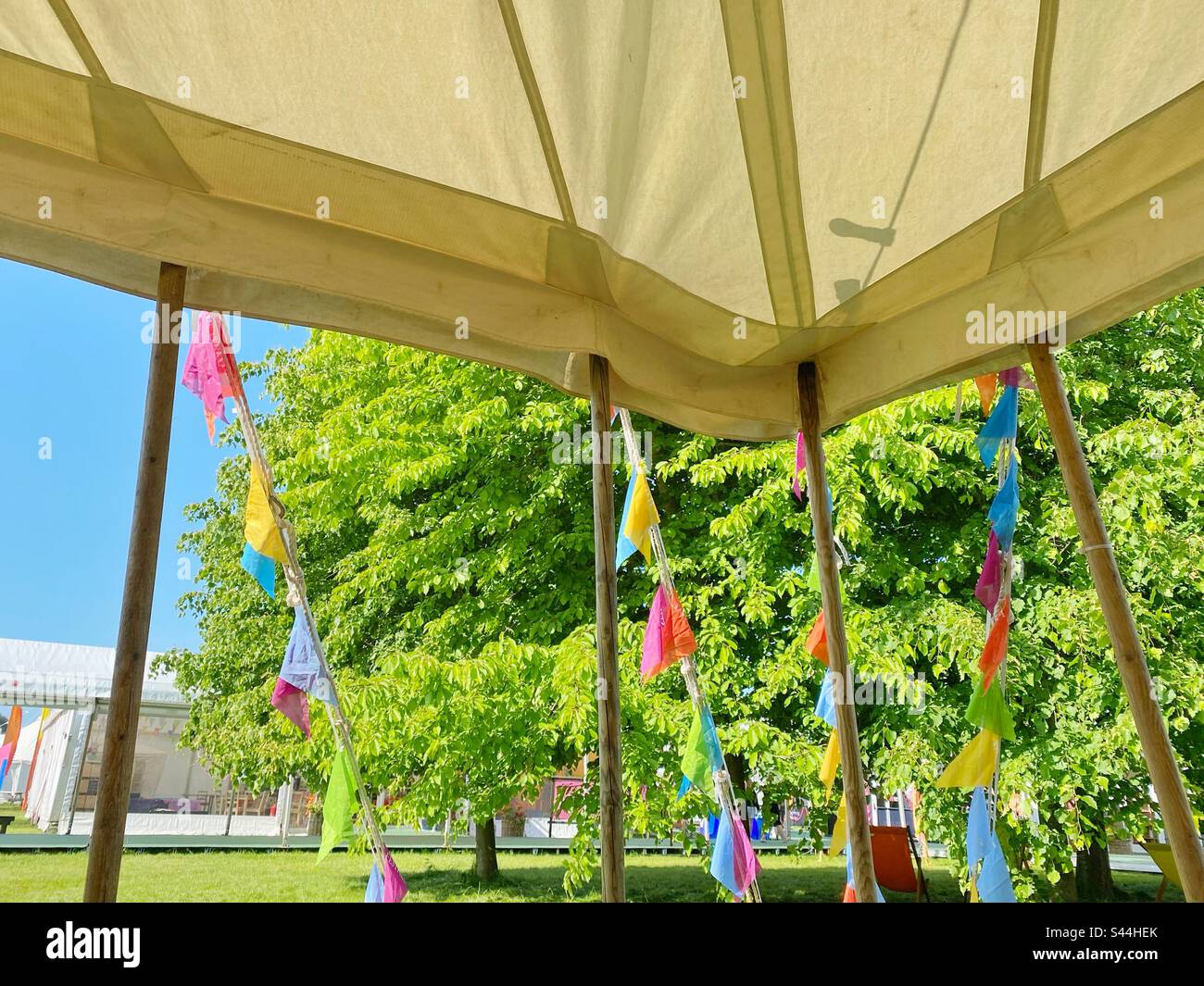 Décor de banderoles et de tentes au Hay Festival Banque D'Images