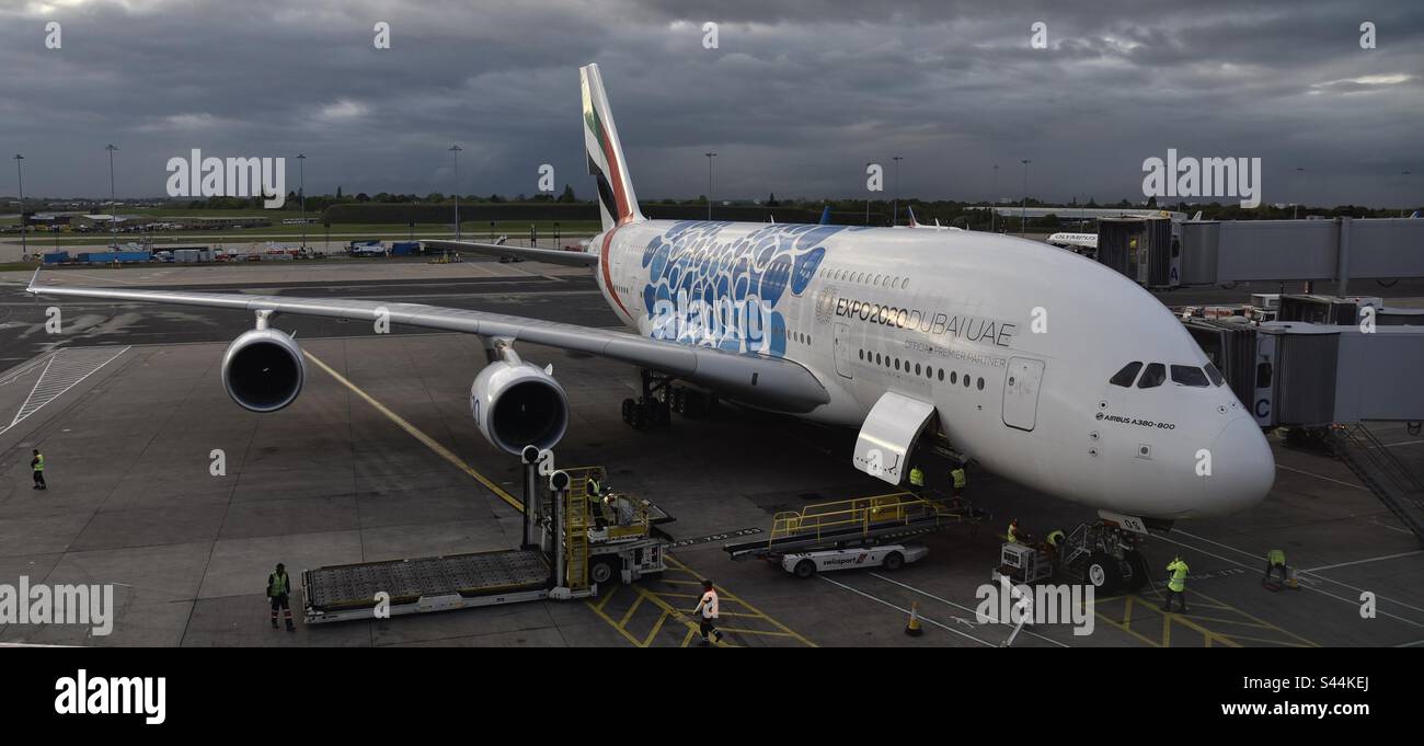 Airbus A380-800 Emirates à l'aéroport de Birmingham (BHX) - Image de stock capturée avec un smartphone