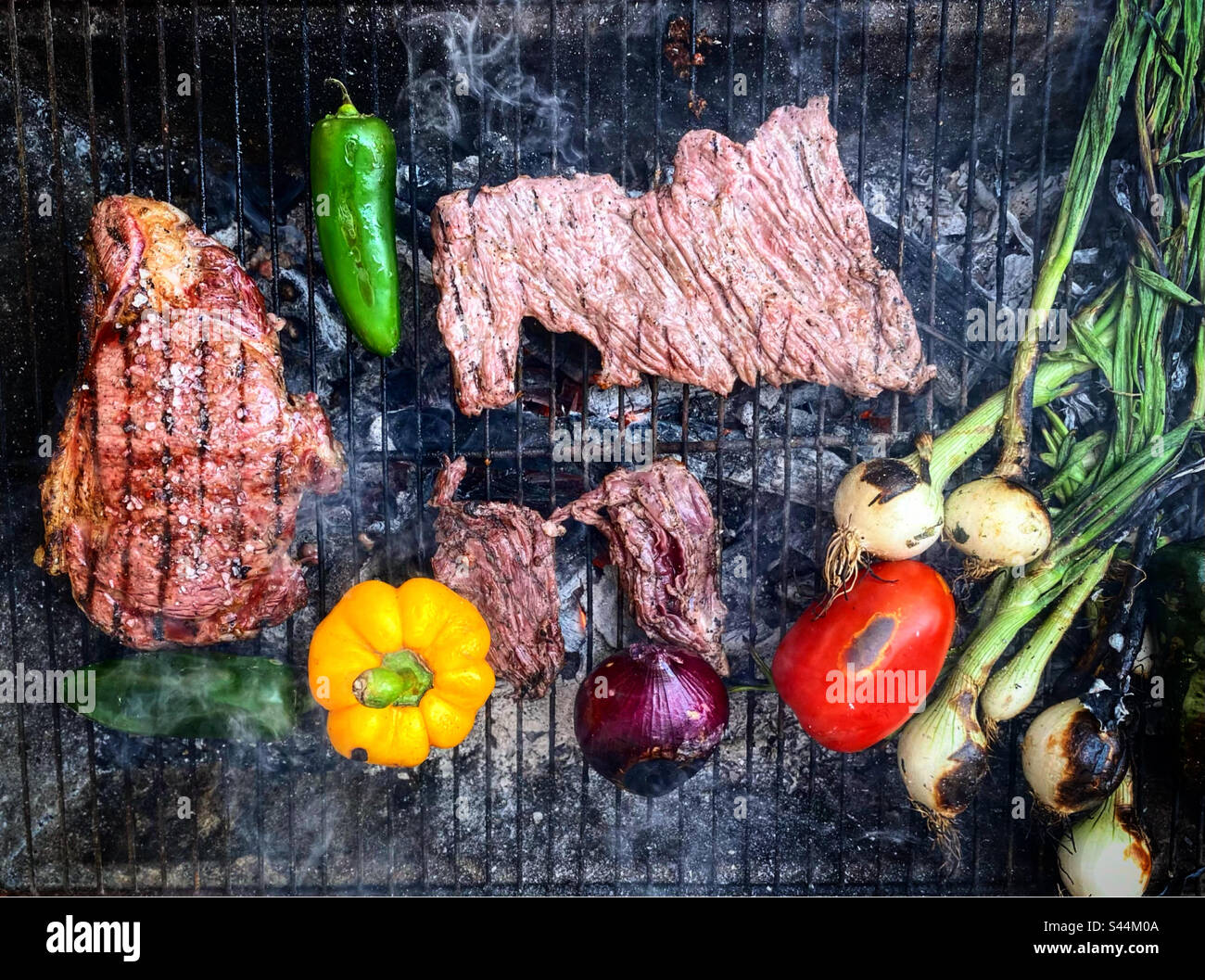 Viande de bœuf, piment vert chaud, poivron jaune, oignon violet, tomatoe rouge et petits oignons grillés à Queretaro, au Mexique Banque D'Images