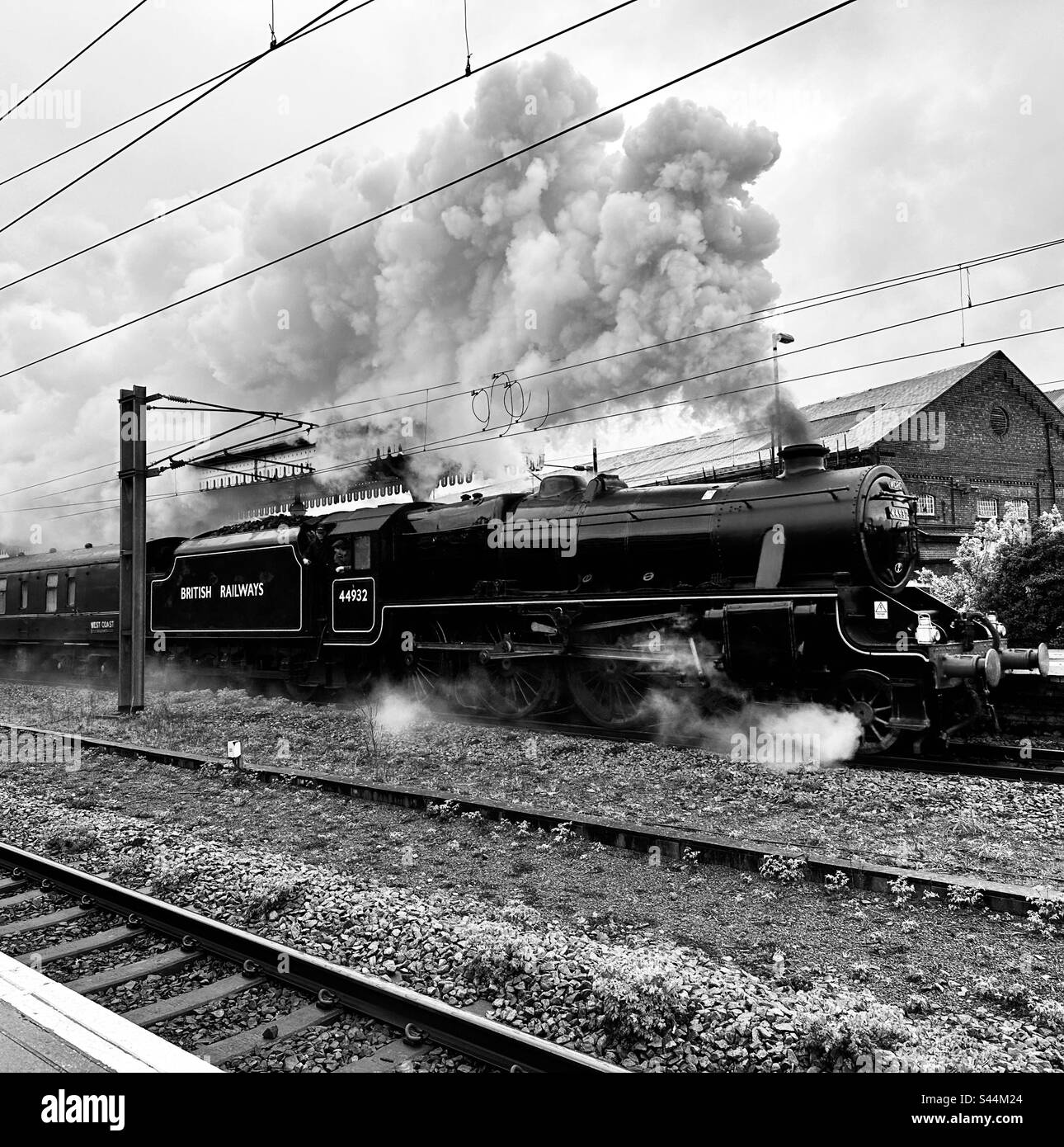 Train à vapeur quittant York Station en noir et blanc Banque D'Images