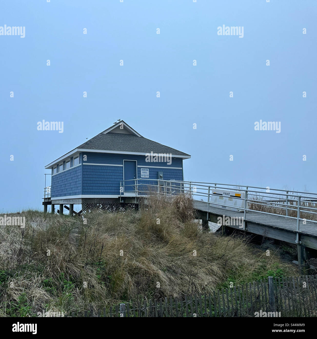 Avril, 2023, Une structure sur la plage vue de la promenade de la ville atlantique lors d'un après-midi brumeux, Atlantic City, New Jersey, États-Unis Banque D'Images