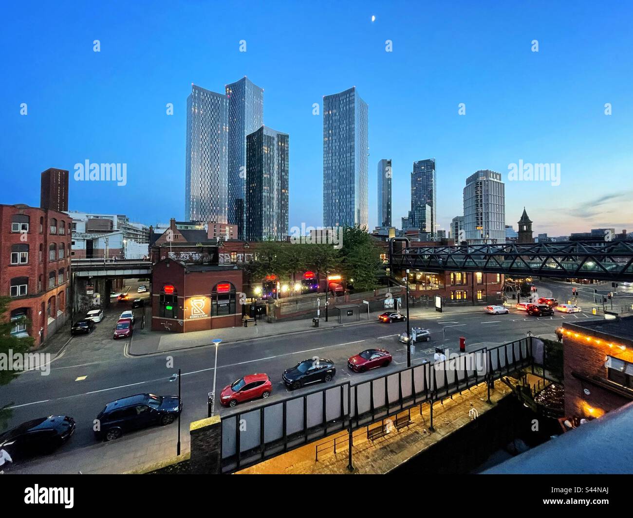 Deansgate zone de Manchester avec de nouveaux bâtiments de haute élévation, crépuscule. Banque D'Images