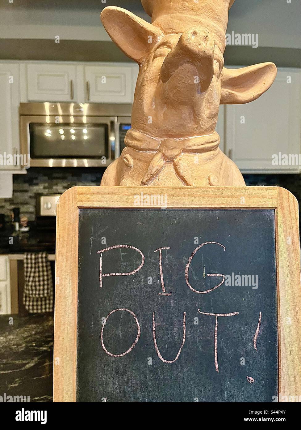 La cuisine avec un tableau noir de maintien de cochon, dit PIG OUT Banque D'Images