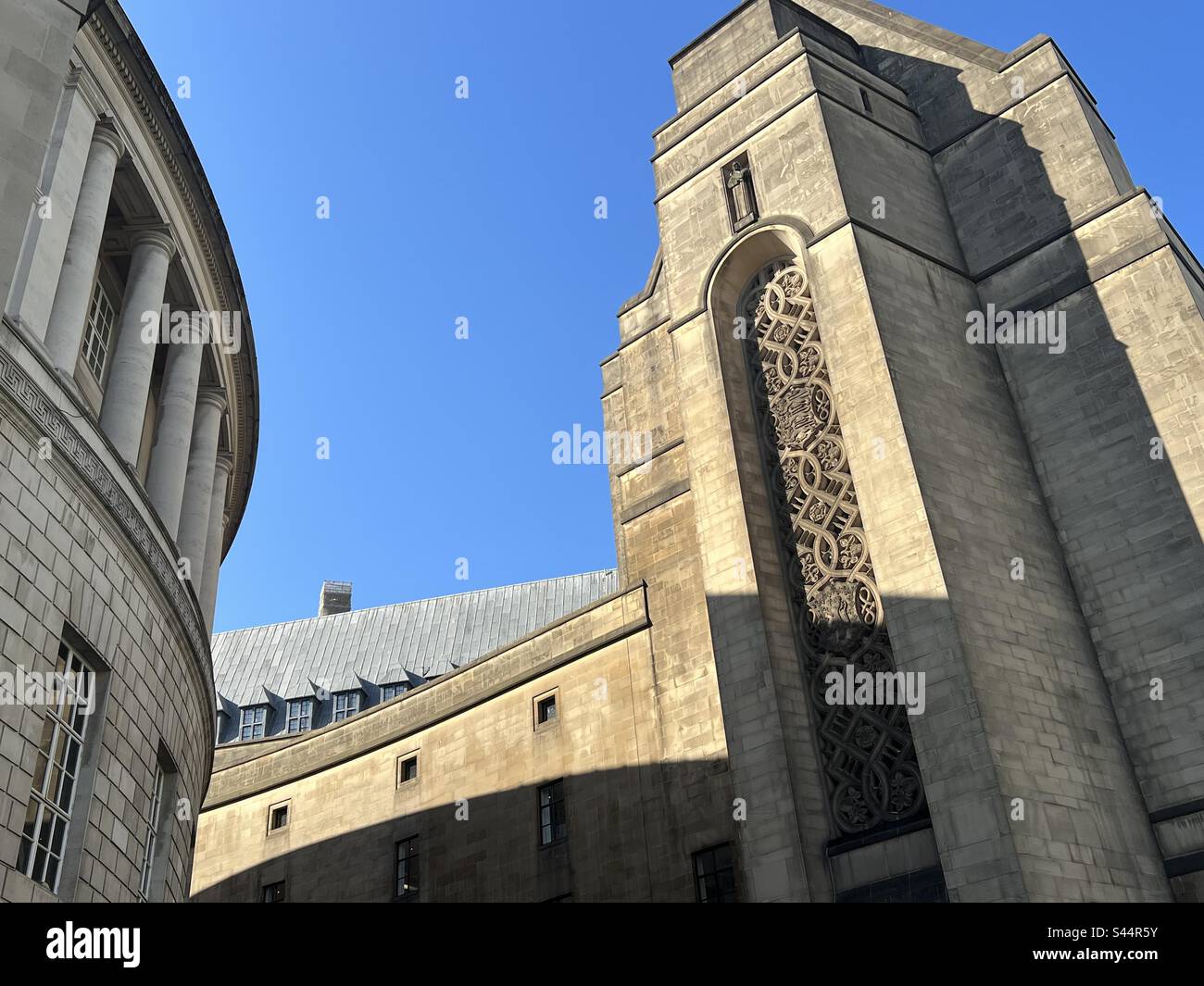 Bibliothèque centrale de Manchester avec croix celtique - Image de stock capturée avec un smartphone