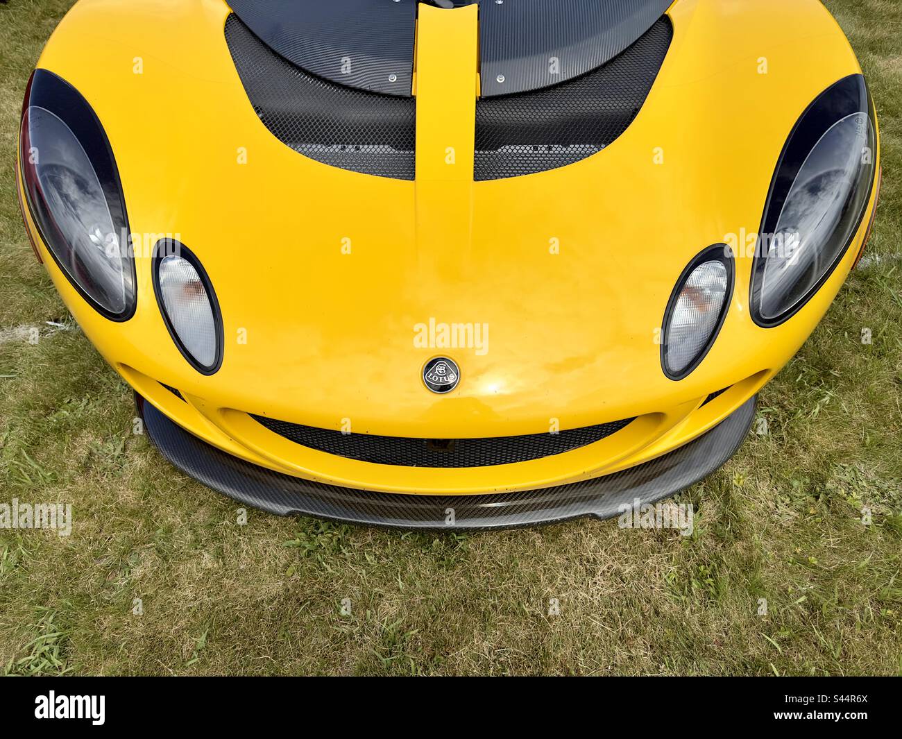 2006 voiture jaune Lotus. Au classique britannique, salon de la voiture. - Image de stock capturée avec un smartphone
