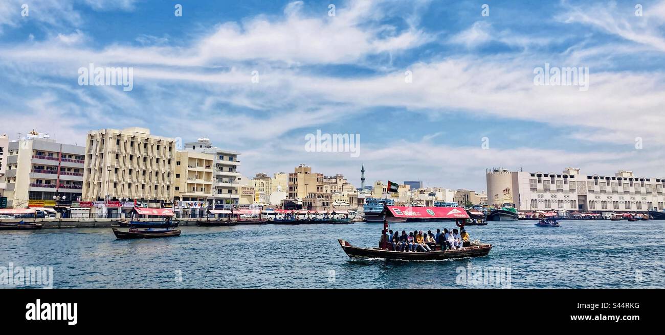 Dubai Creek avec ferry Banque D'Images