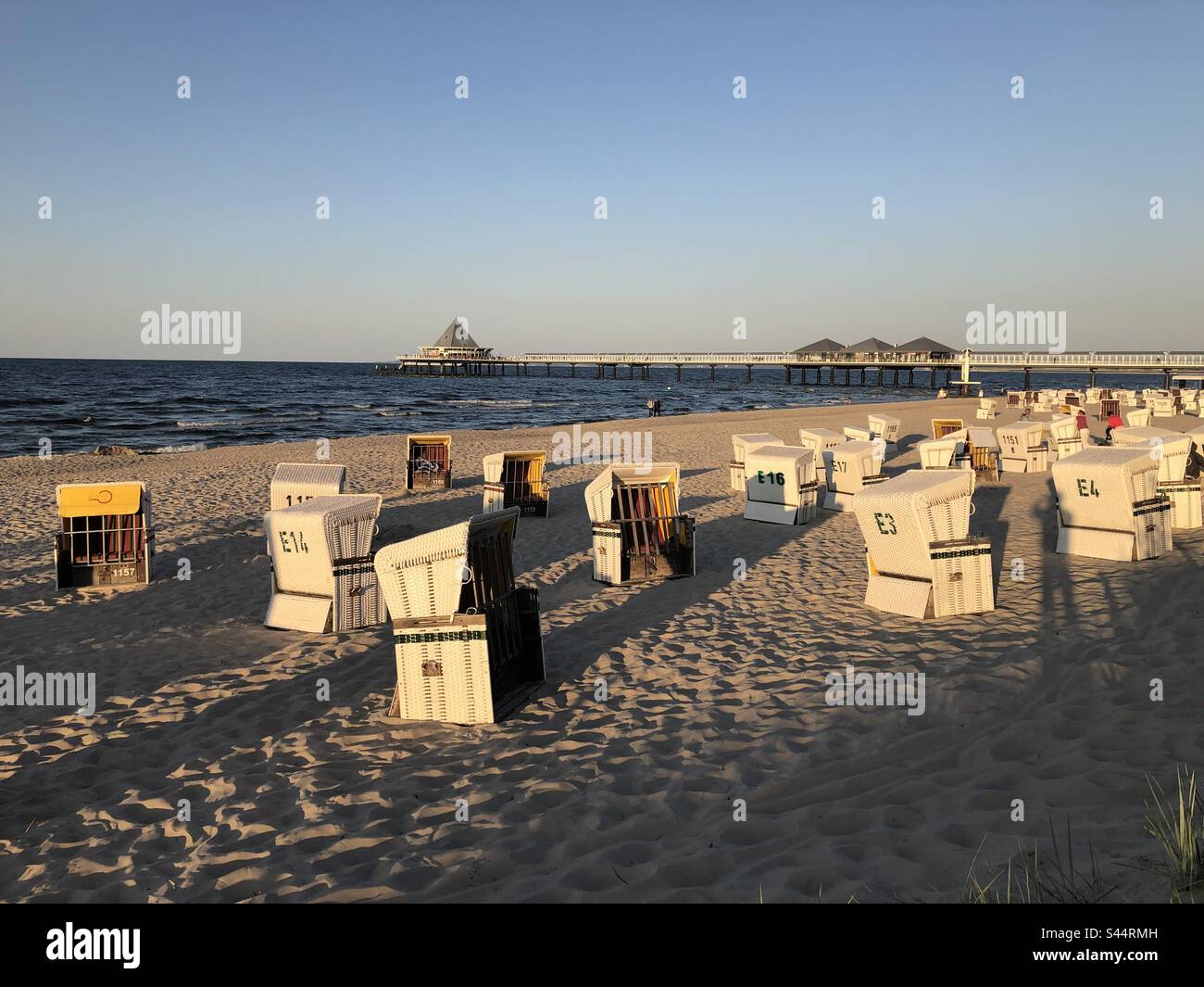 De nombreuses chaises de plage en osier couvrées sur la plage de sable de Heringsdorf, Mecklembourg-Poméranie-Occidentale, Mer Baltique, Allemagne, Europe Banque D'Images