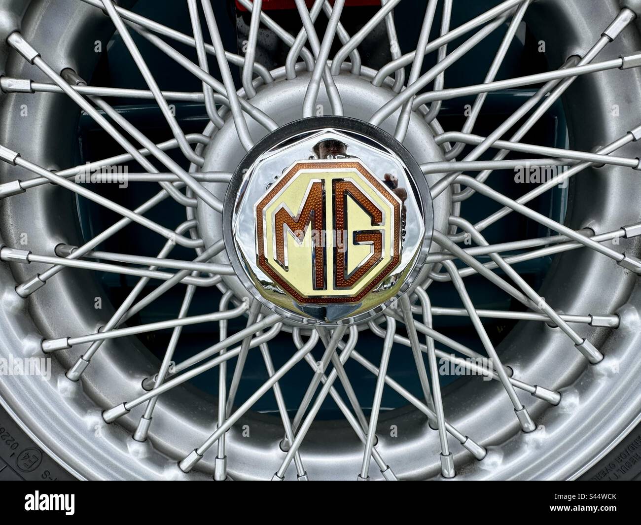 Gros plan de LA ROUE MG sur une voiture d'époque lors d'un salon automobile britannique classique. - Image de stock capturée avec un smartphone
