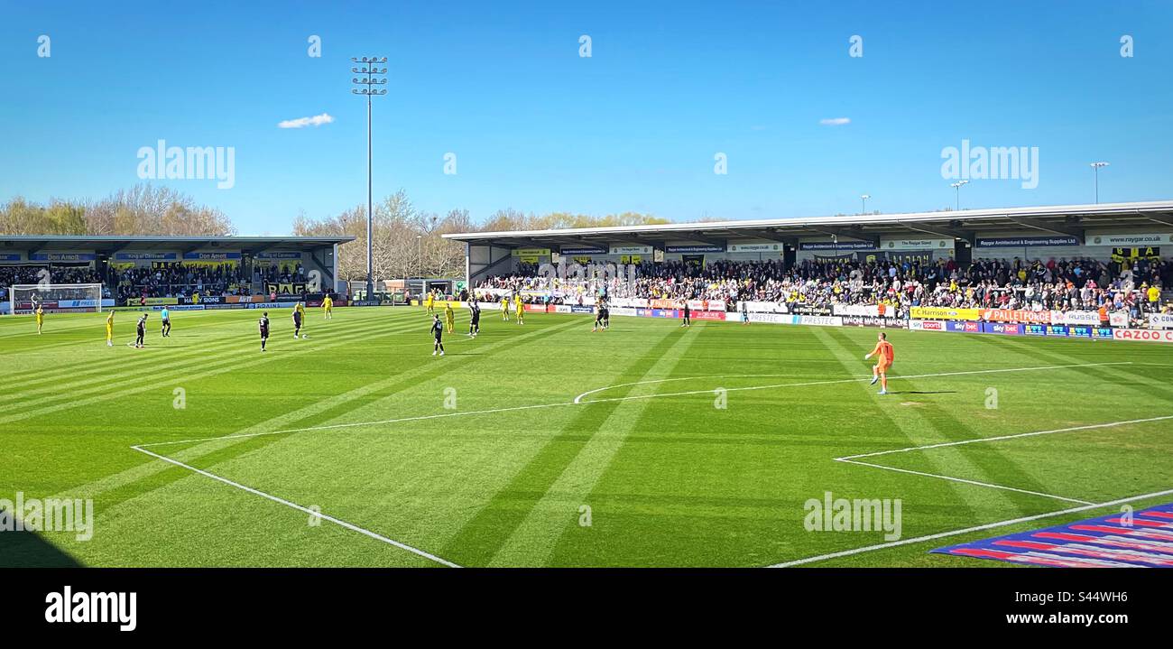 Burton Albion v Barnsley - 7.4.23 - la vue de l'autre bout alors que le match de la Ligue un commence au stade Pirelli. Banque D'Images