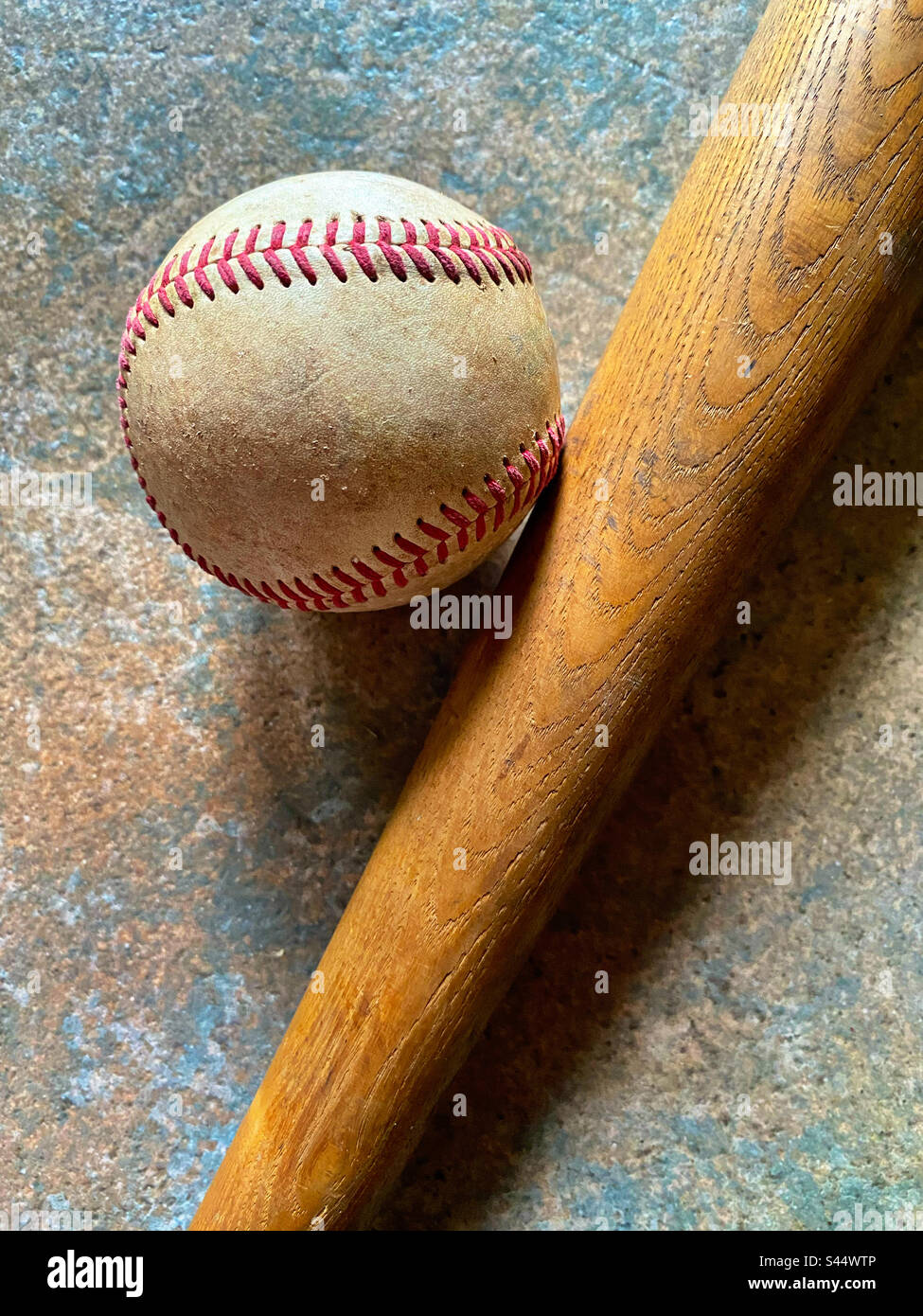 Le baseball et le bat - Image de stock capturée avec un smartphone