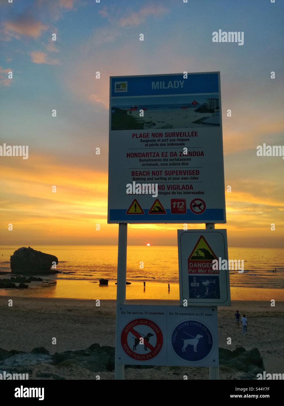 Coucher de soleil sur l'océan. Plage de Milady à Biarritz. Pyrénées Atlantiques, France Banque D'Images