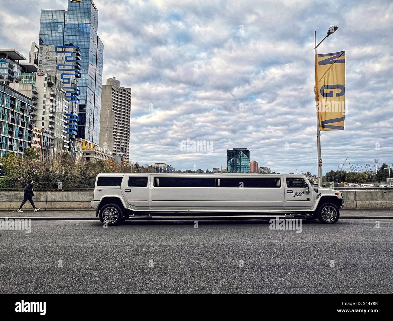 Limousine Hummer stretch garée sur la rue de la ville à Melbourne, Victoria, Australie. - Image de stock capturée avec un smartphone