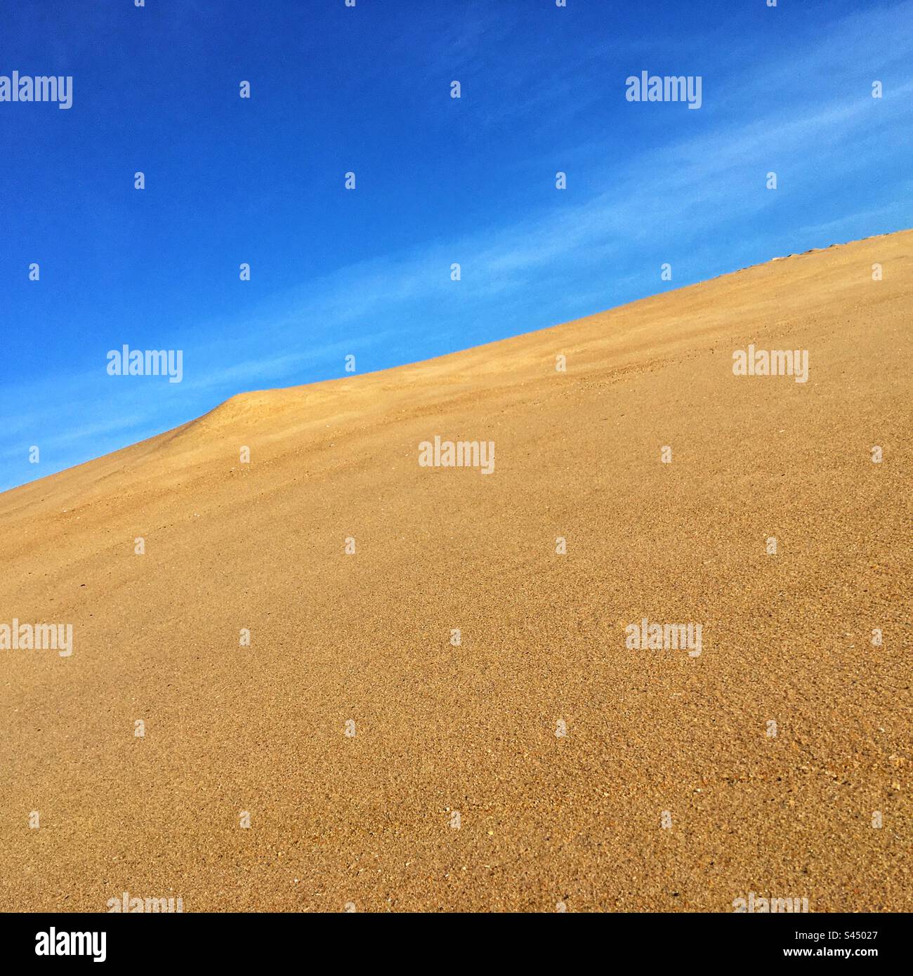 Dune de sable et ciel bleu. Portugal, 2023 - Image de stock capturée avec un smartphone